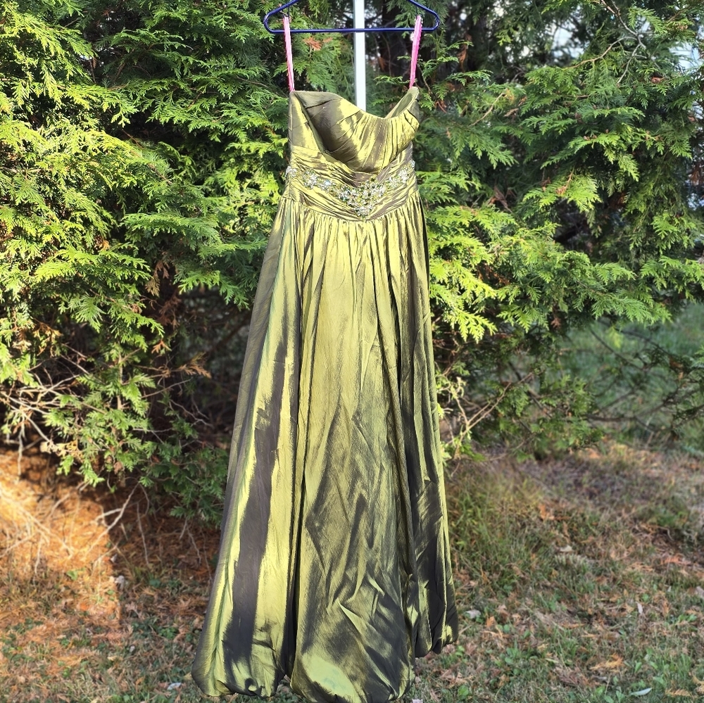 Flirt By MAGGIE SOTTERO Emerald Green XV Ball Gown Formal Dress  Size 10 - Picture 14 of 15